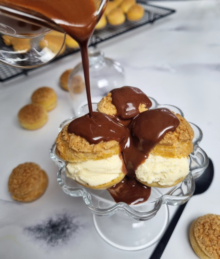 Profiteroles à la glace vanille et chocolat