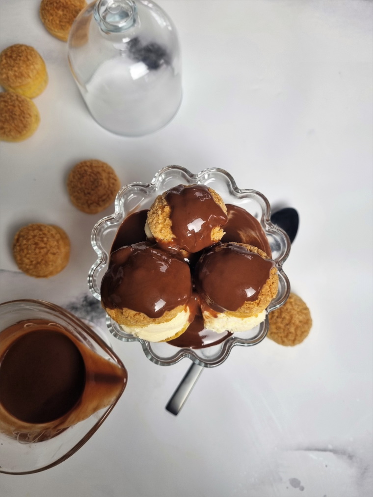 Profitéroles à la glace vanille et nappage chocolat