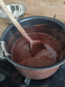 Sauce au chocolat noir pour profiteroles