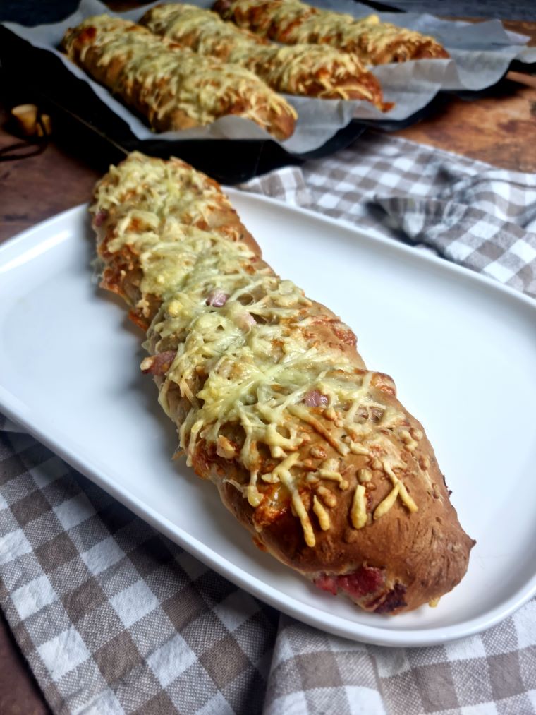 Baguettes salées aux lardons et fromage