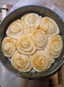 Brioche dorée avec beurre et sucre roux