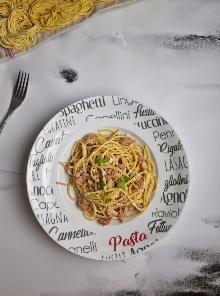 Spaghetti maison à la carbonara à la saucisse
