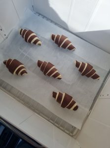 Croissants bicolores en chambre de pousse à 27°c