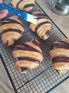 Badigeonner les croissants de sirop