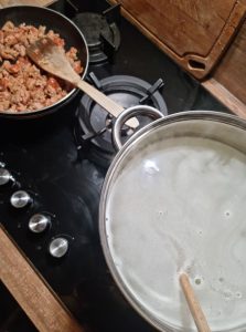 Cuisson des spaghetti et de la chair à saucisse