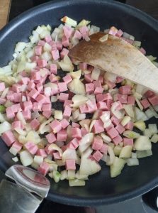 Oignon et dés de jambon