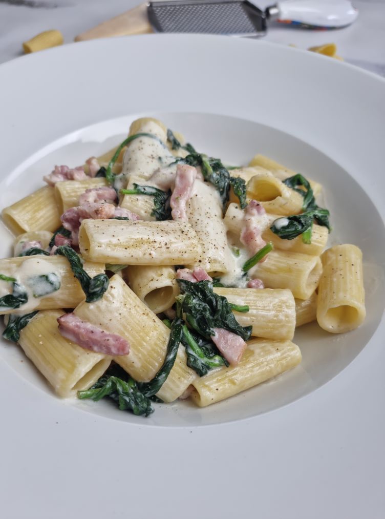 Rigatoni maison aux épinards et lardons