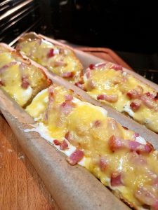 Baguette lardons fromage au four