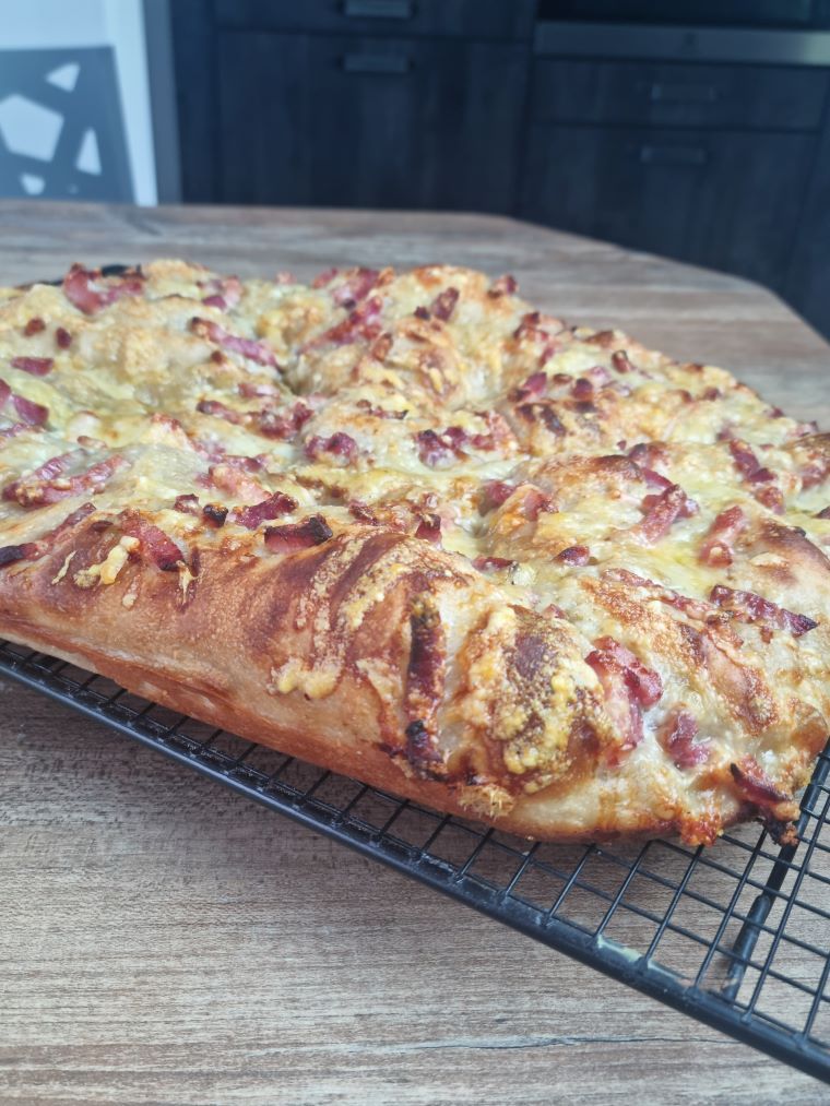 Fougasse au levain, lardons, comté