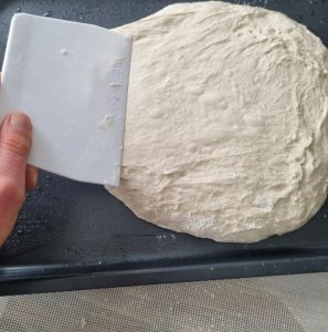 Etirer la pâte doucement