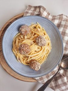 Spaghetti, boulettes de viande et crème
