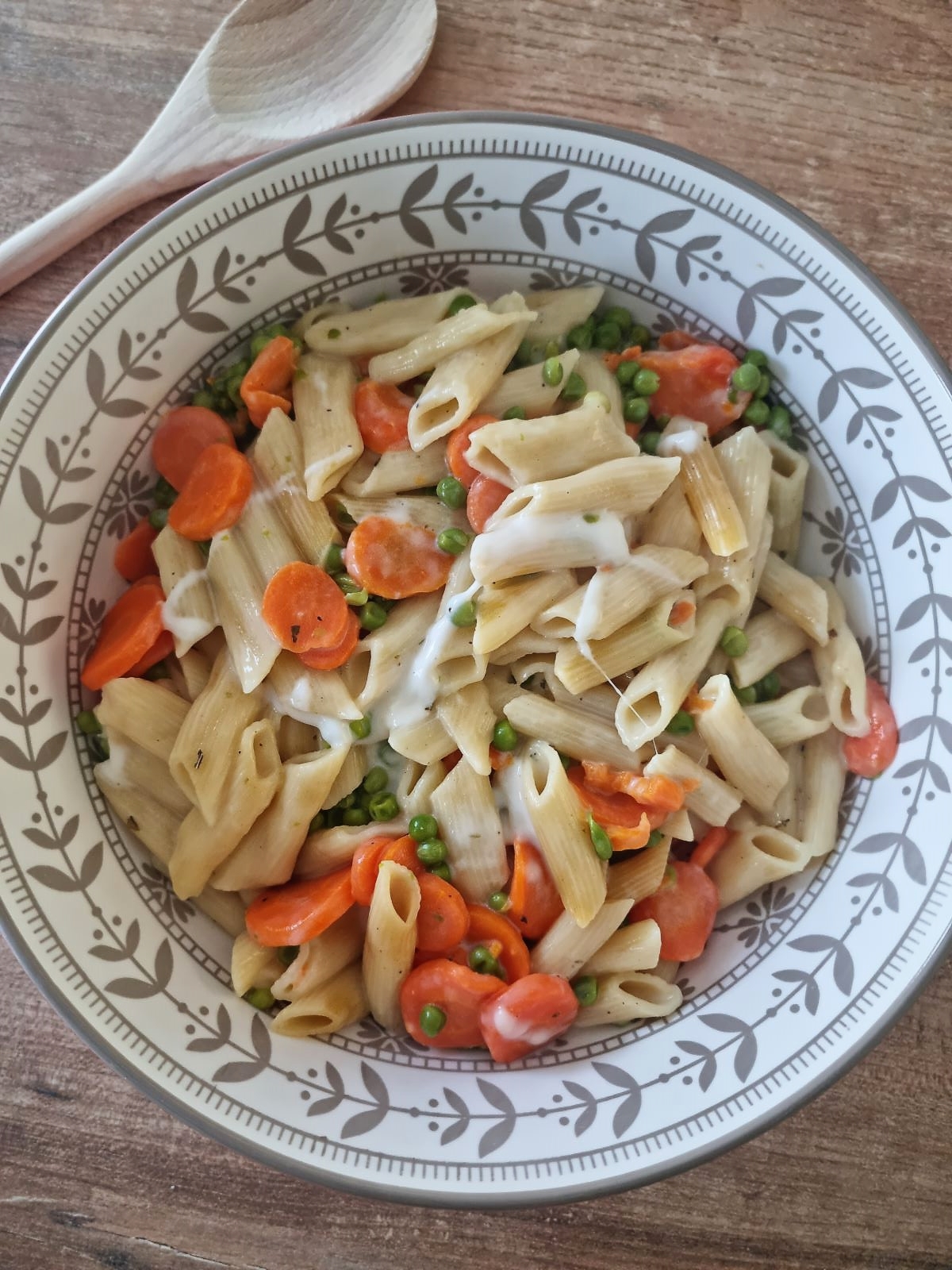 Penne, carotte, petits pois et burrata