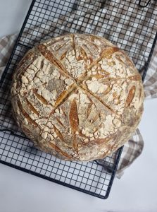 Pain au levain qui refroidit sur une grille