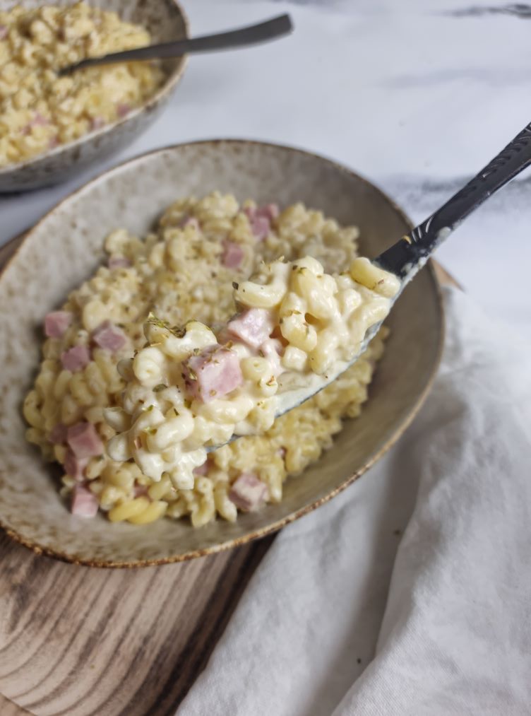 Coquillettes à la crème, jambon et fromage