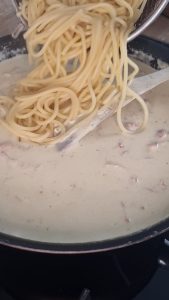 Spaghetti égouttées mis dans la crème