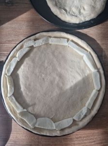 Bord de pizza à la mozzarella