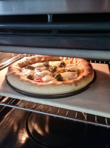 Cuisson de la pizza avec bord au fromage