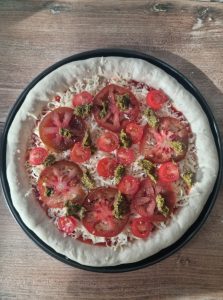 Pizza bord au fromage à la tomate, mozzarella, pesto
