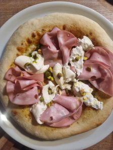 Pizza mortadella bologna