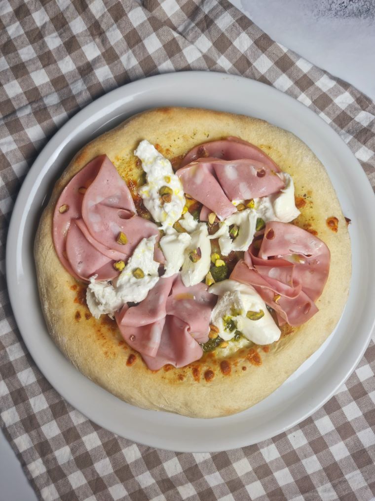 Pizza à la mortadelle, pesto de pistache et burrata