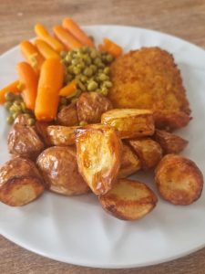 Pommes sautées, cordon bleu et petits pois carottes