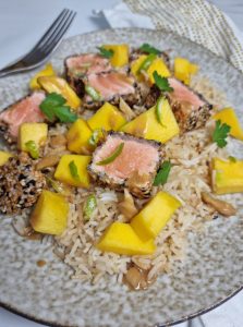 Saumon croustillant, riz à la mangue et citron vert