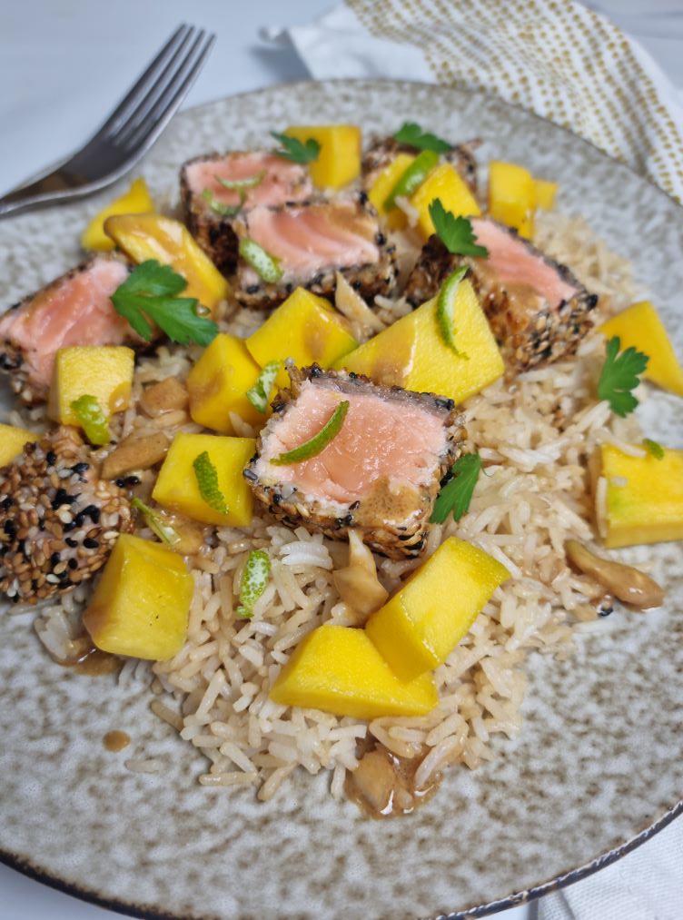 Saumon croustillant, riz à la mangue et citron vert