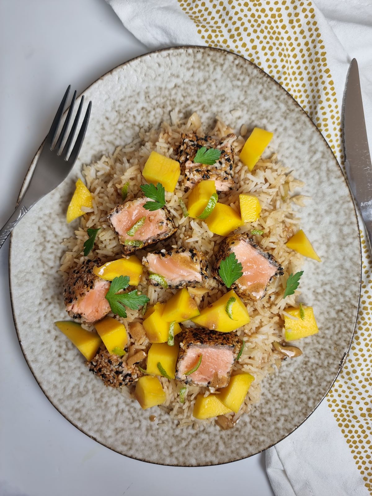 Saumon croustillant, riz à la mangue de Cyril Lignac