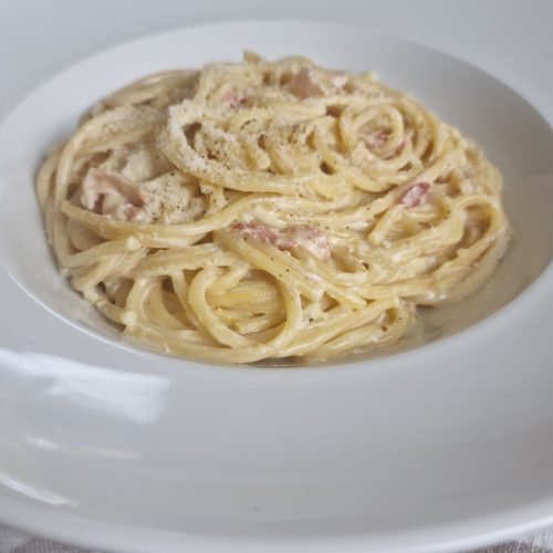 Spaghetti à la crème au pesto à la truffe blanche d'été