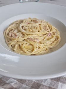 Spaghetti à la crème au pesto et pancetta