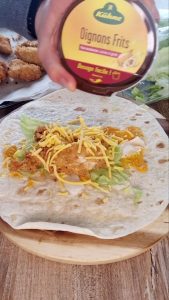 Wrap au poulet, cheddar et oignons frits