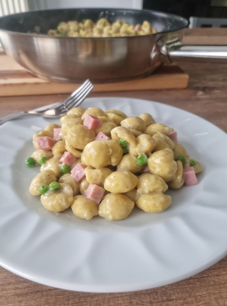 Gnocchi à la crème de parmesan, jambon et petits pois