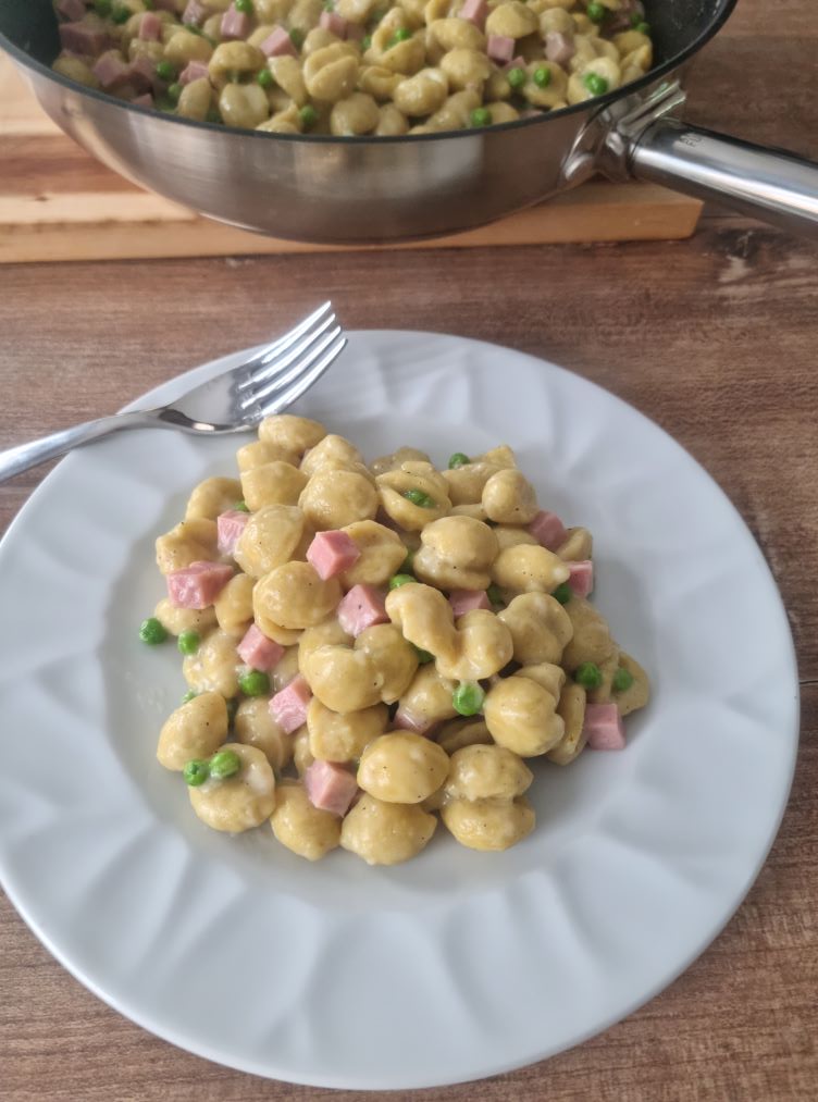 Gnocchi à la crème de parmesan, jambon et petits pois