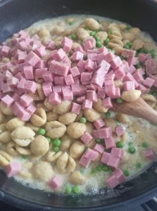 Gnocchi, crème de parmesan, petits pois, jambon