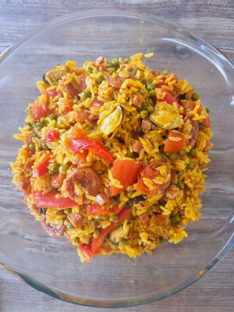 Riz aux légumes, moules et chorizo