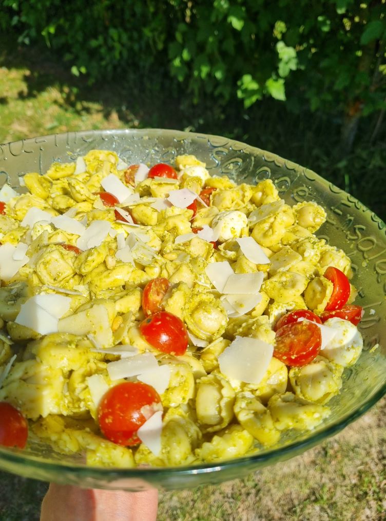 Salade de cappelletti, pesto, tomate, mozzarella, parmesan