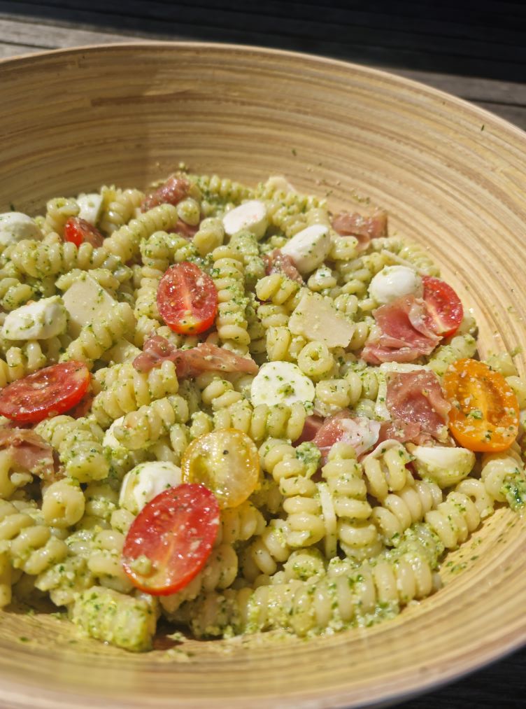 Salade de pâtes, tomates, mozzarella, parmesan, jambon