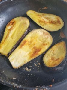 Griller les aubergines dans de l'huile d'olive