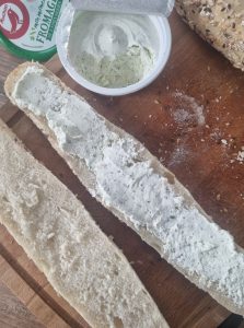 Baguette et fromage ail et fines herbes