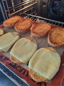 Griller les buns et le fromage