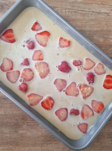 Clafoutis aux fraises dans moule rectangulaire