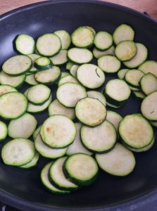 Faire revenir les rondelles de courgette