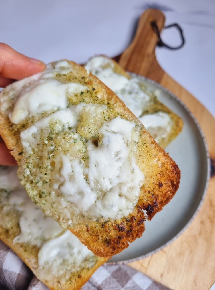 Pain à l'ail et fromage