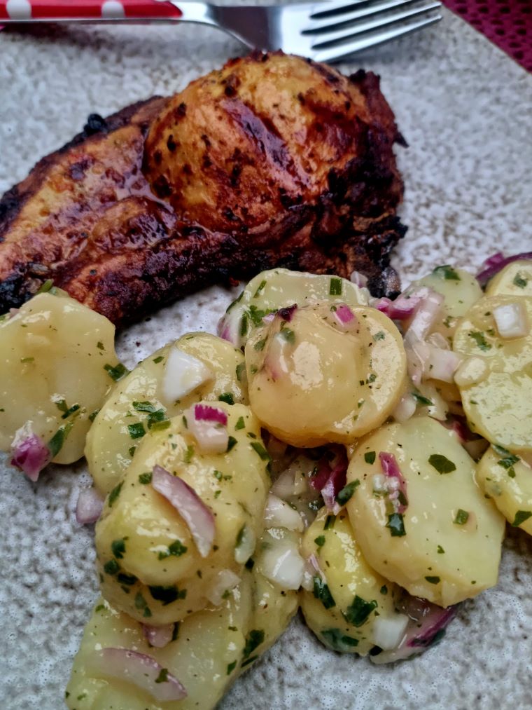 Salade de pommes de terre et côte de porc au grill