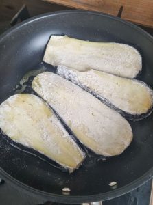 Aubergines farinées et grillées à la poêle dans de l'huile d'olive