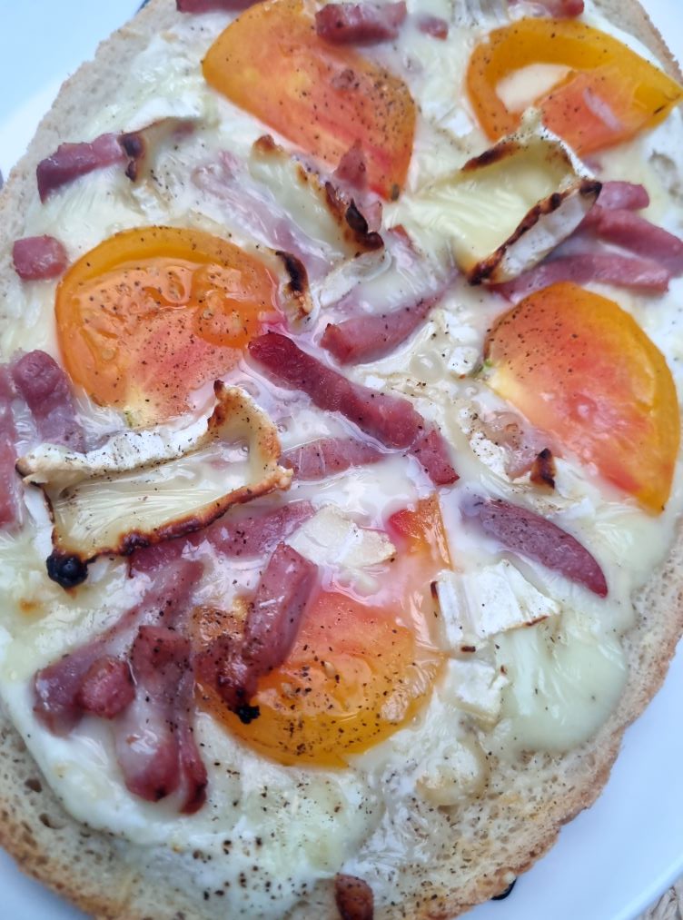 Bruschetta chèvre, lardons, tomate, miel