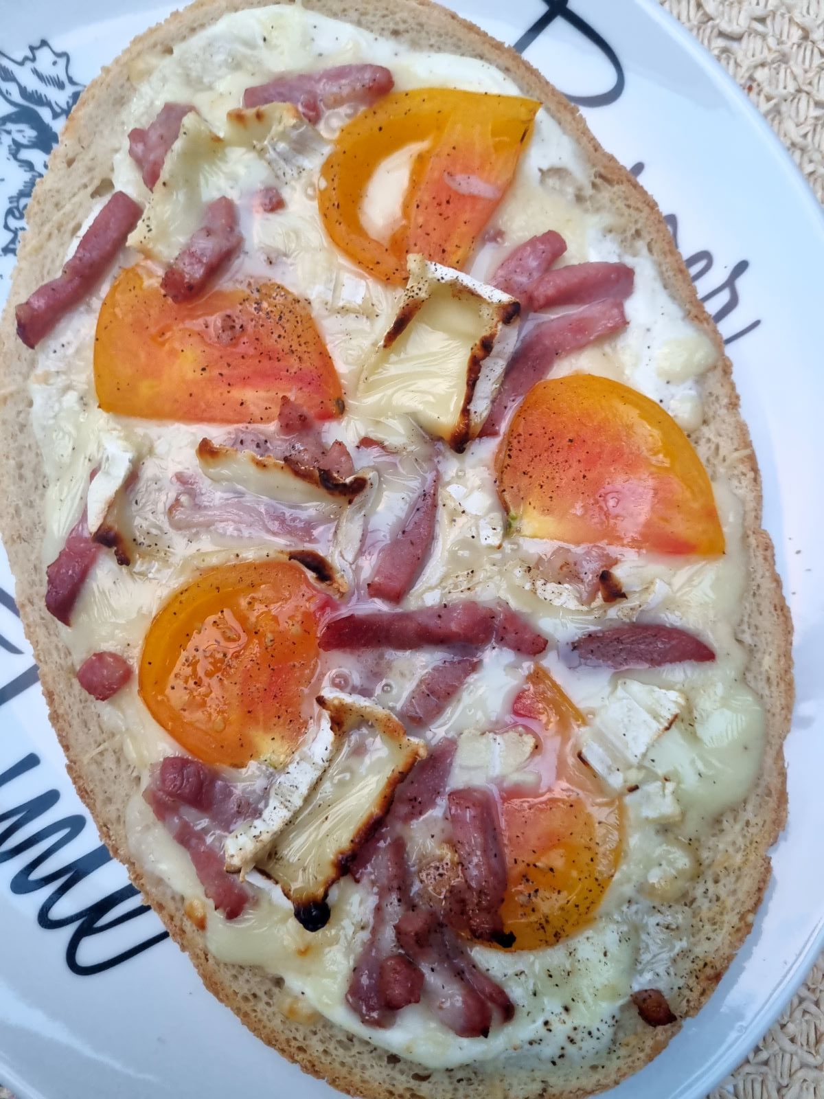 Bruschetta lardons, tomate, chèvre et miel