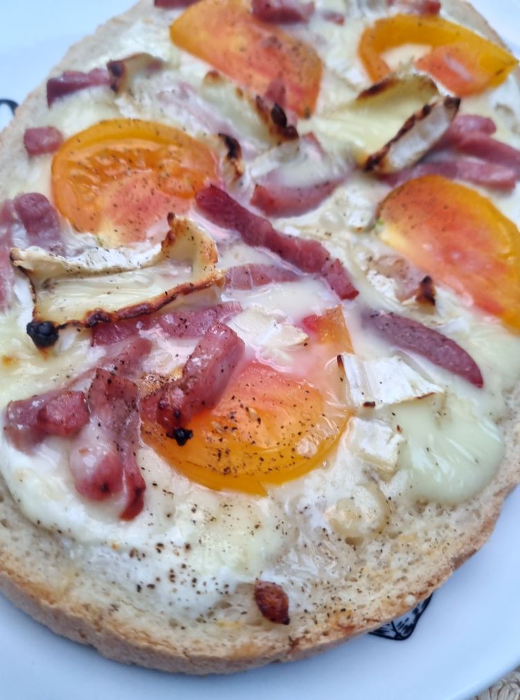 Bruschetta aux fromages, lardons, tomate