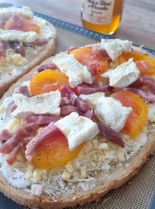 Bruschetta tomate, lardons, chèvre et miel