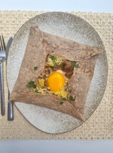 Galette bretonne complète aux champignons, jambon, comté et oeuf